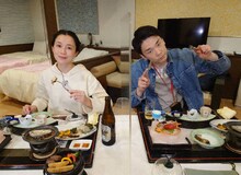 坂井真紀（左）とかまいたち濱家（右）。