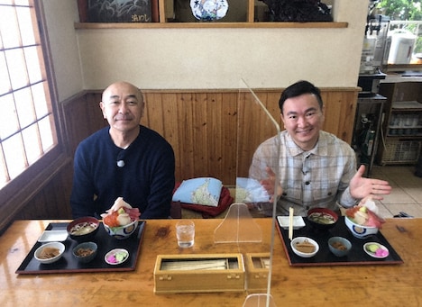 高橋克実(左)とかまいたち山内(右)。