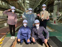 中川家（前2人）とダーリンハニー吉川、村井美樹、こがけん（後列左から）。