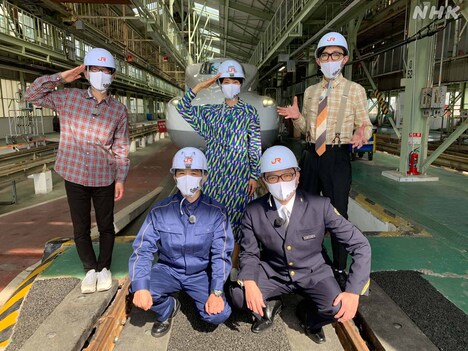 中川家（前2人）とダーリンハニー吉川、村井美樹、こがけん（後列左から）。