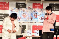 鈴木もぐら（左）の生着替えのワンシーン。