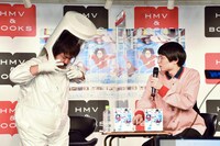 DVD「空気階段 単独ライブ『anna』」発売記念のオンライントークイベント中、コント衣装の生着替えに臨む空気階段・鈴木もぐら（左）と、見守る水川かたまり（右）。