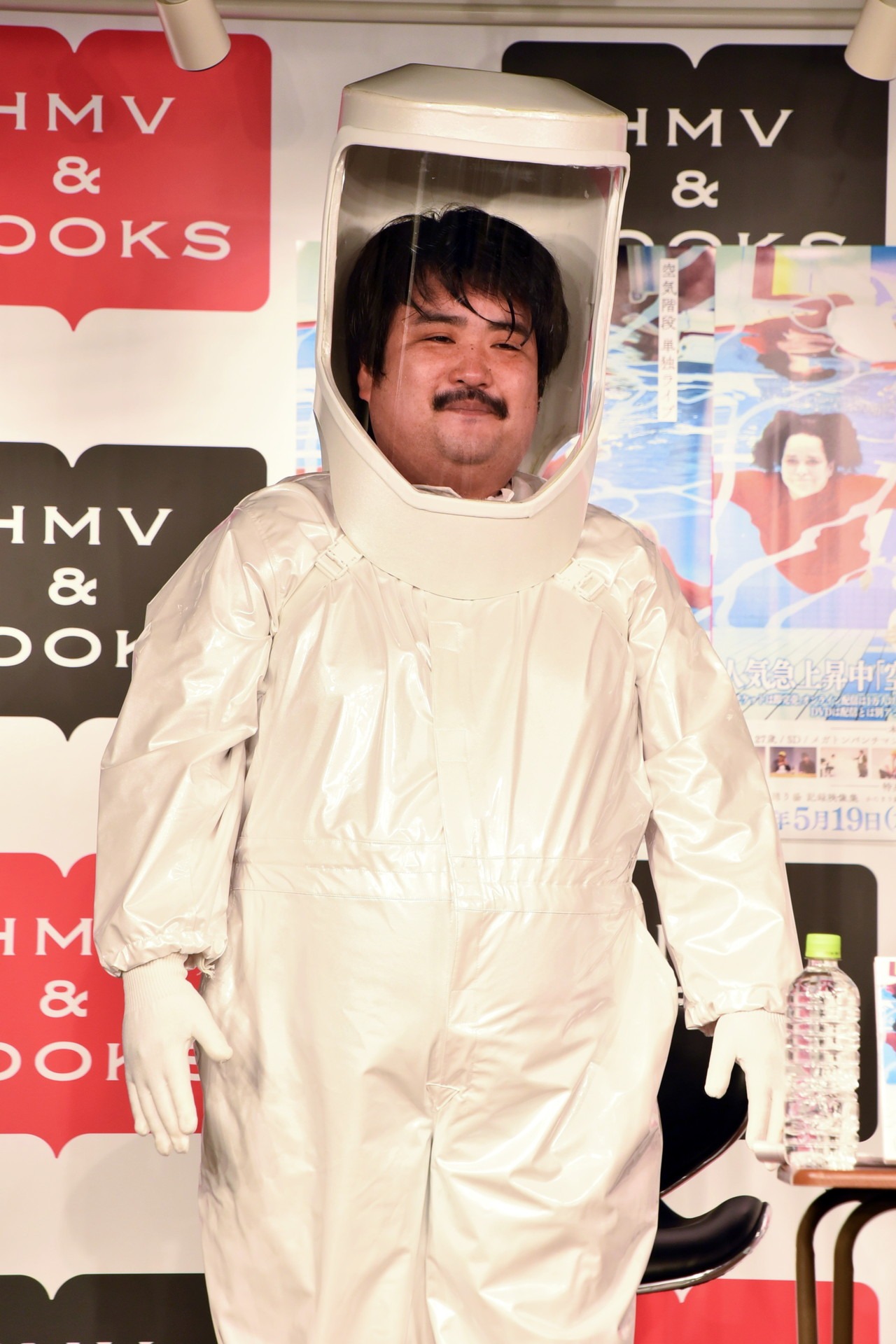生着替えを完了させた鈴木もぐら。