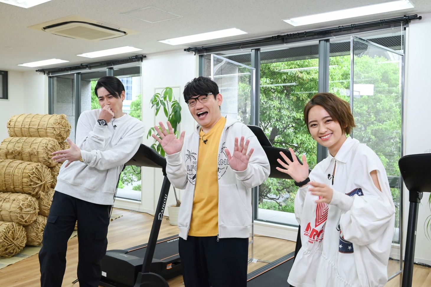 スタジオ出演する（左から）平成ノブシコブシ吉村、ずん飯尾、岡田結実。 (c)HBC