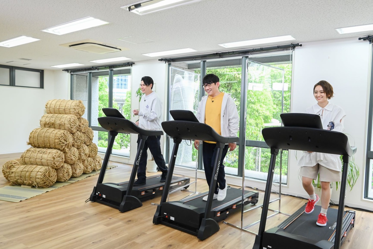 （左から）平成ノブシコブシ吉村、ずん飯尾、岡田結実。 (c)HBC