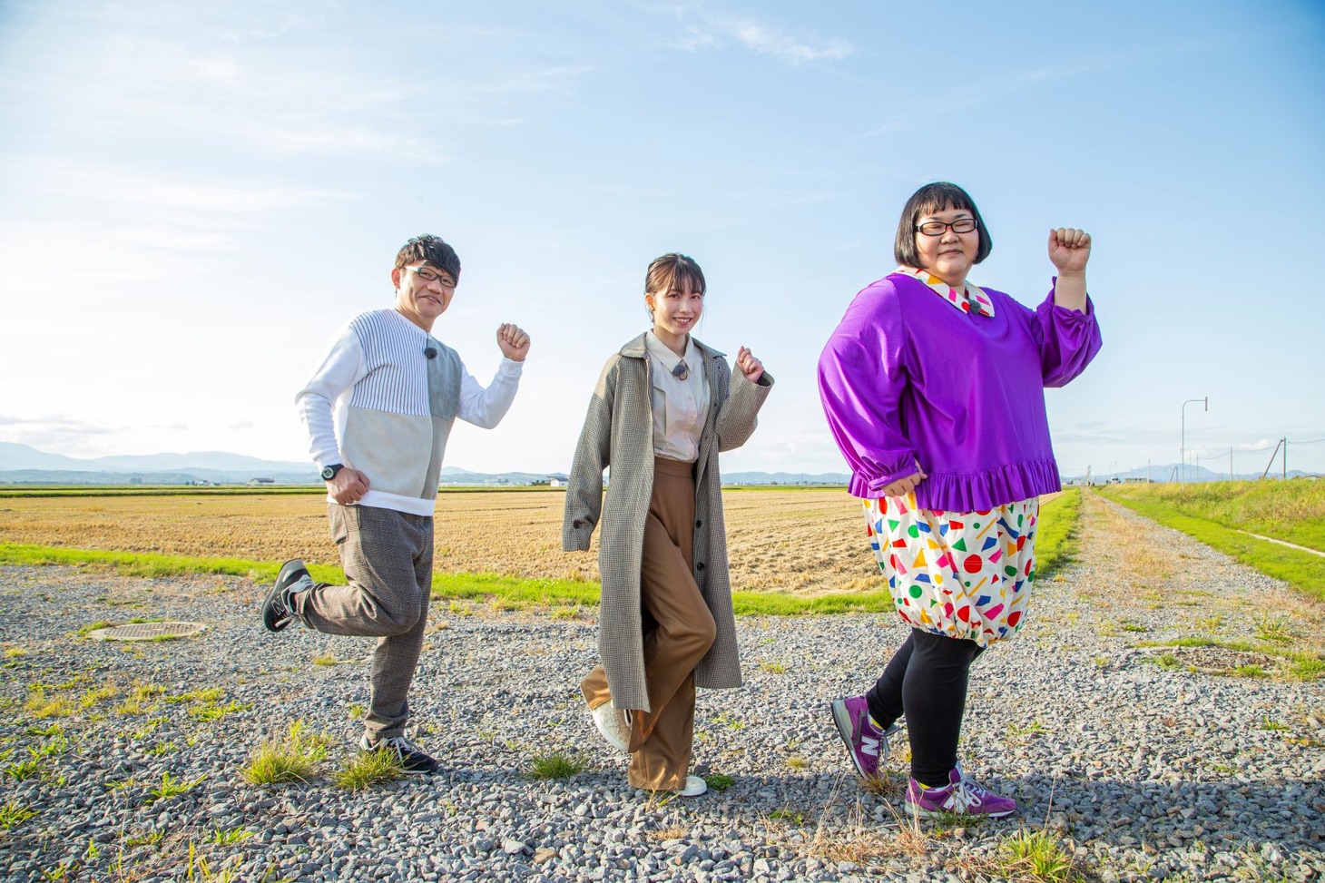 「歩いて稼ごう！1歩1円」に出演する（左から）ずん飯尾、横山由依、メイプル超合金・安藤なつ。(c)HBC