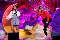 加藤礼愛と、とろサーモン久保田。(c)フジテレビ