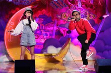 加藤礼愛と、とろサーモン久保田。(c)フジテレビ