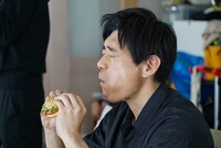 撮影中の博多華丸。