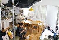 撮影中の博多華丸。