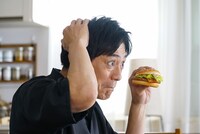 撮影中の博多華丸。