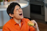 撮影中の博多華丸。