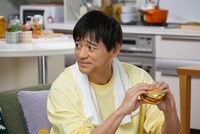 撮影中の博多華丸。