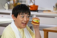 撮影中の博多華丸。