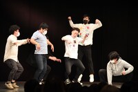 無重力状態を止めるマヂカルラブリー・野田クリスタル（右）。