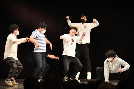 無重力状態を止めるマヂカルラブリー・野田クリスタル(右)。