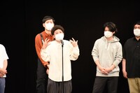 オープニングポエムを英語で繰り広げるゆったり感・江崎。