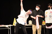 「笑いの為なら命、削ります。モノボケ大会」の様子。