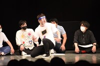 悲しみをこらえて猿2匹と戦うインポッシブル井元。