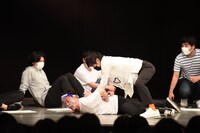 かたつむり林に懲らしめられるインポッシブル井元。