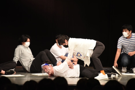 かたつむり林に懲らしめられるインポッシブル井元。