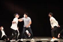 インポッシブルえいじ（手前左）のもとへ駆けつける相方のひるちゃん（手前中央）。