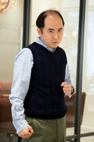 中本豪介役のトレンディエンジェル斎藤。