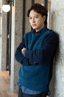 伊丹雅治役の塚本高史。