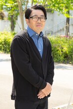 淡路貴明役のドランクドラゴン鈴木。