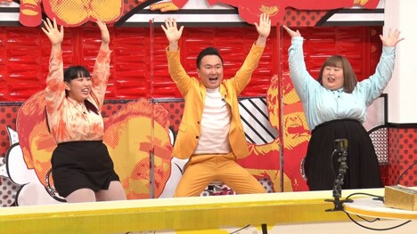 かまいたち山内(中央)と、3時のヒロインゆめっち(左)、かなで(右)。