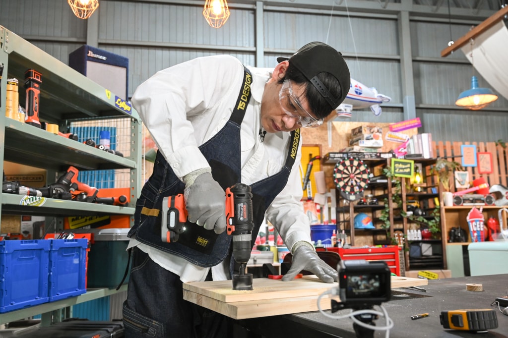 「NEWSの全力!!メイキング」でDIYに臨む、麒麟・川島。(c)TBS