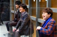 「SMAvs浅井企画」を発案した内村光良（中央）。