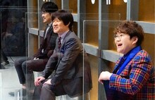 「SMAvs浅井企画」を発案した内村光良（中央）。