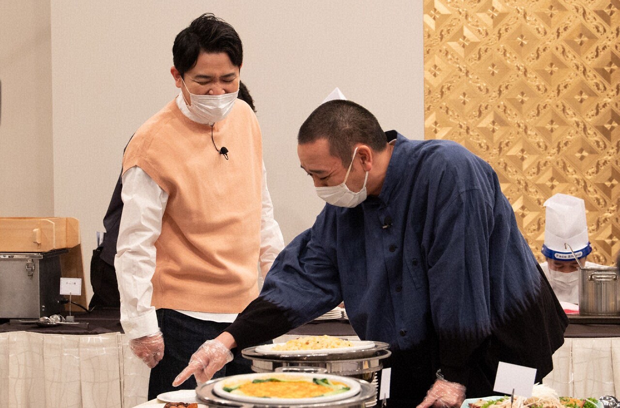 千鳥、ロバート秋山、狩野英孝がバイキングでうまく料理を取れるか対決、華丸が審査