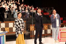 「麒麟川島明のクイズで発見！ニューノーマル北海道」のワンシーン。手前左から、友近、麒麟・川島、とにかく明るい安村。(c)HBC