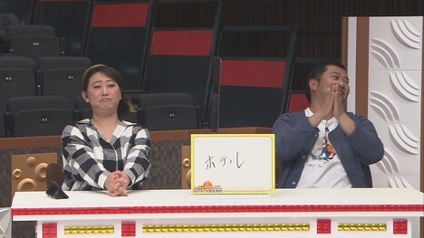 （左から）友近、とにかく明るい安村。(c)HBC