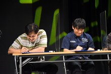 「松崎克俊の世界一受けたい授業」のメモを取るアルコ＆ピース。