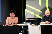 ゲーム実況を繰り広げるハリウッドザコシショウ（左）。