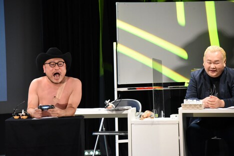 ゲーム実況を繰り広げるハリウッドザコシショウ（左）。