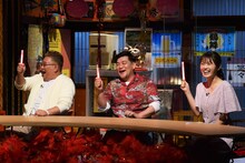 ジャッジするサンドウィッチマンと渋谷凪咲（右）。(c)フジテレビ