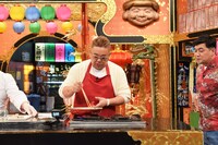 サンドウィッチマン伊達が調理するワンシーン。(c)フジテレビ