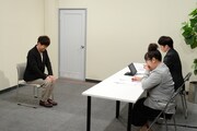 架空の面接試験に臨む陣内智則（左）。(c)ABCテレビ