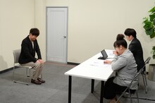 架空の面接試験に臨む陣内智則（左）。(c)ABCテレビ