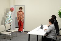 入室するEXIT（左）。(c)ABCテレビ