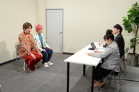 「芸能界常識チェック～トリニクって何の肉!?～」にて「不動産会社の営業職への中途採用面接試験」という設定で常識チェックに臨むEXIT（左）と、面接官役の（右手前から）森三中・村上、アンジャッシュ児嶋。(c)ABCテレビ