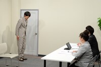 入室する千原ジュニア（左）。(c)ABCテレビ