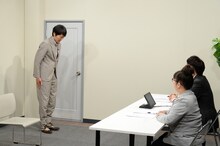 入室する千原ジュニア（左）。(c)ABCテレビ