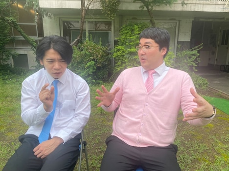 インタビューカットの撮影に応じるマヂカルラブリー。