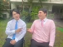 インタビューカットの撮影に応じるマヂカルラブリー。