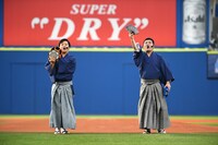 マウンドに登場したすゑひろがりず。（写真提供：横浜DeNAベイスターズ）